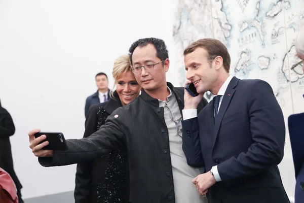 法国总统马克龙到访798尤伦斯,与徐冰、邱志杰